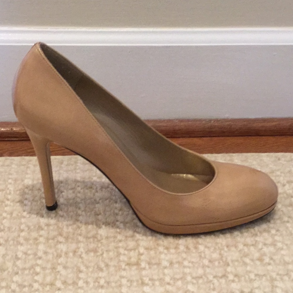 Stuart Weitzman pumps excellent cond. 9 1/2 Narrow
